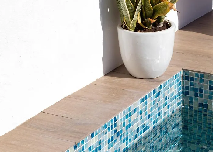 Seaside Jacuzzi Pool Free Surf Retreat