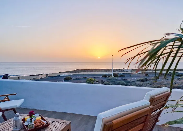 Seaside Jacuzzi Pool Free Surf Retreat