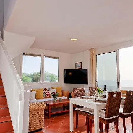 Seaside Jacuzzi Pool Free Surf Retreat Holiday home *